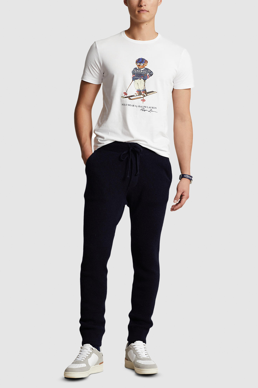 תמונת כל הלוק של חולצת טי